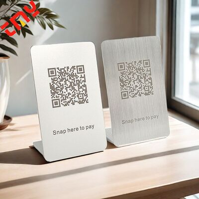 ซื้อ ป้ายหมายเลขโต๊ะสี่เหลี่ยมโลหะสลักเลเซอร์แบบกำหนดเองพร้อม QR Code สำหรับร้านอาหาร การผลิตออนไลน์
