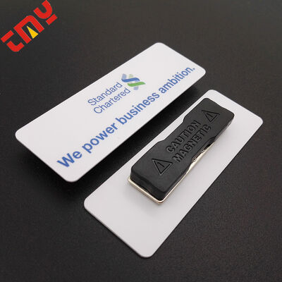 شراء شعار اسم بلاستيكي من مادة PVC قابلة لإعادة التدوير مخصص مطبوع مع مشبك مغناطيسي أو دبوس التصنيع عبر الإنترنت
